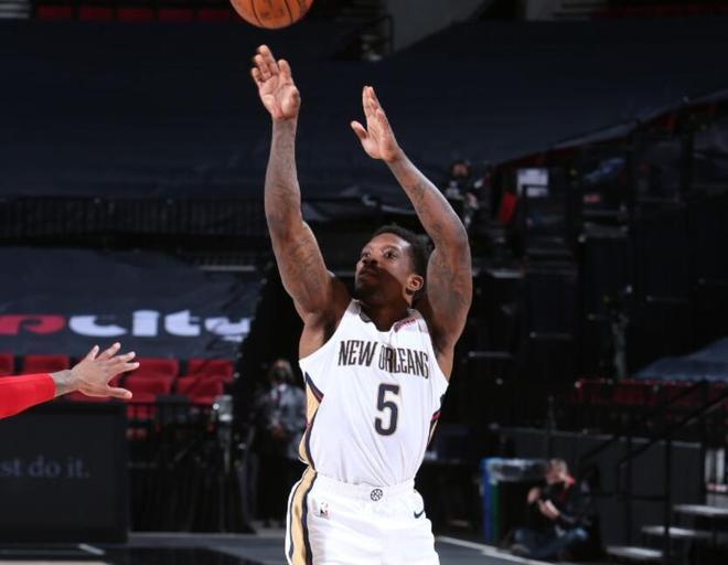 星空综合体育 -浙江队训练开放日，国际比赛日回应争议引欢呼，欧联在即，纪律约束更严格(潘展乐游泳比赛精彩瞬间)